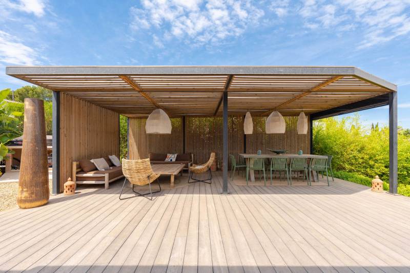 Renting a luxury villa with stunning sea view for filming purposes in the Provence-Alpes-Côte d'Azur region of FRANCE