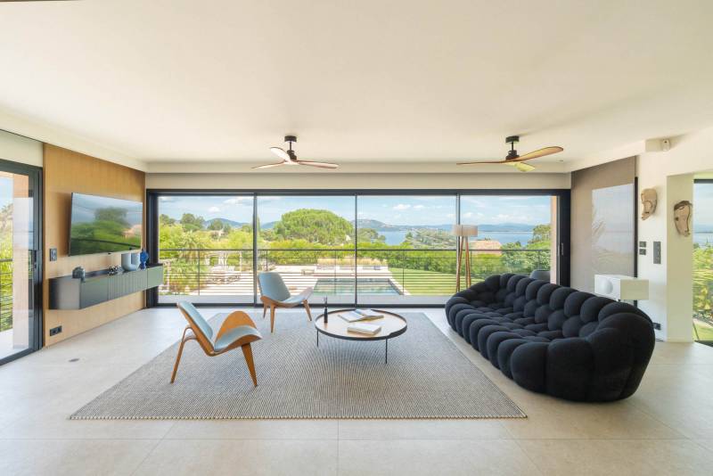 Renting a villa with a sea view for photo shoots and filming in the Var region of France