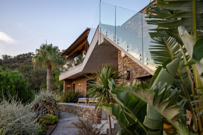 Contemporary villa with sea view located in FRANCE available for photoshoot in the PACA region