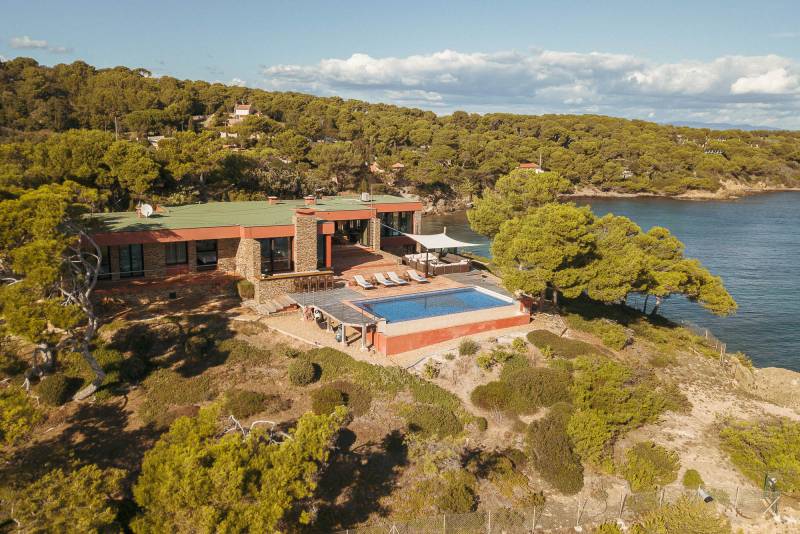 Contemporary house with sea view available for photo shoot rental in the Provence-Alpes-Côte d'Azur region of France
