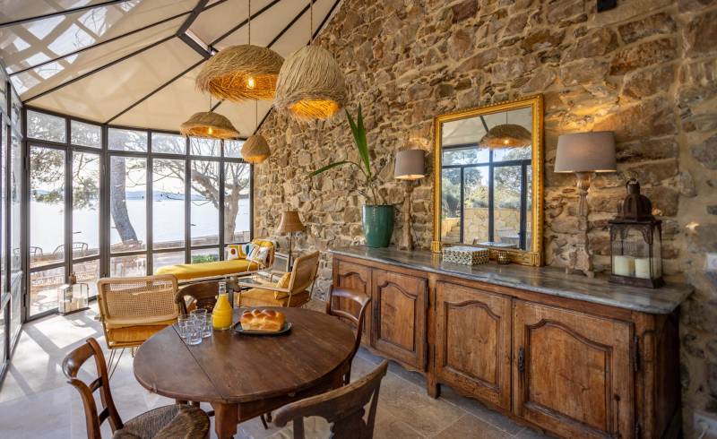 House available for rent with direct sea access suitable for filming in the southern region of France