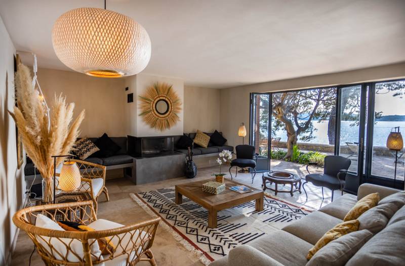 rent a location with rock access for filming in the Var department, FRANCE