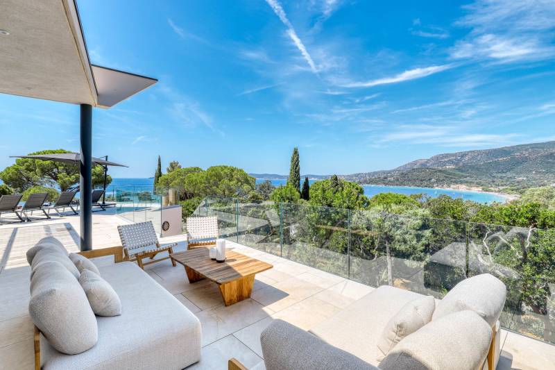 rental of a contemporary villa with a stunning sea view located in the south of France