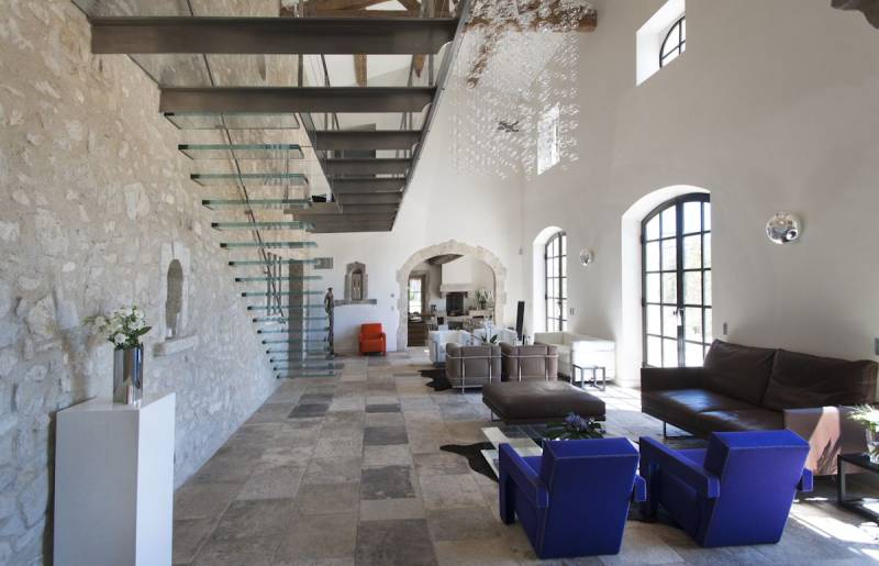 rent an unusual and unique venue for a professional photo shoot in Arles FRANCE