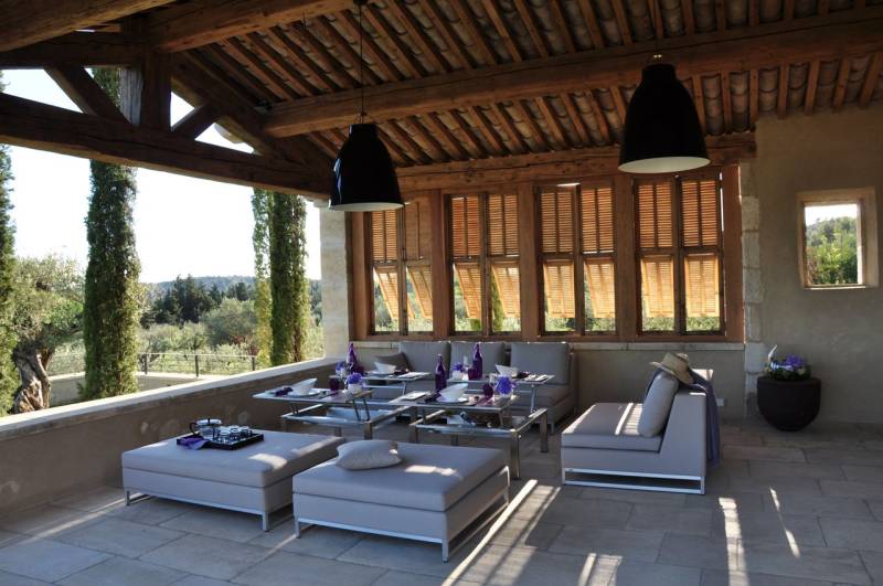 Rental of a traditional Provençal location in the region of Arles, France, for fashion photoshoot purposes