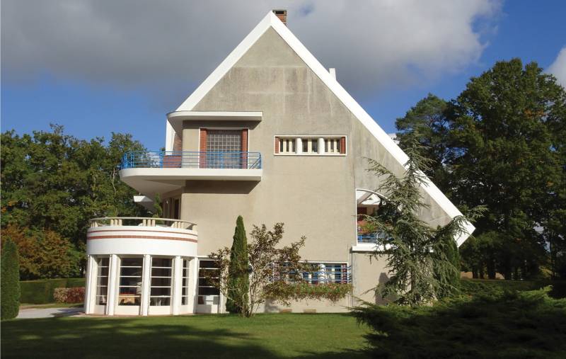 Renting a House for a Filming Shoot in Paris, France, Including All Necessary Details