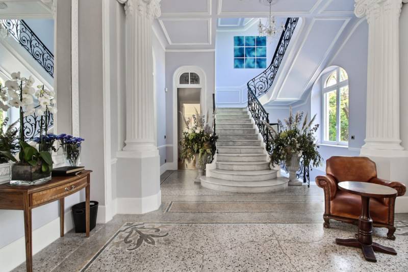 rent a beautiful and elegant estate suitable for hosting a cocktail dinner in Cannes, FRANCE