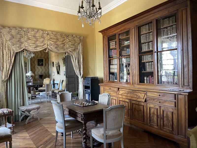 rent an authentic and historic location suitable for filming such as a castle in FRANCE