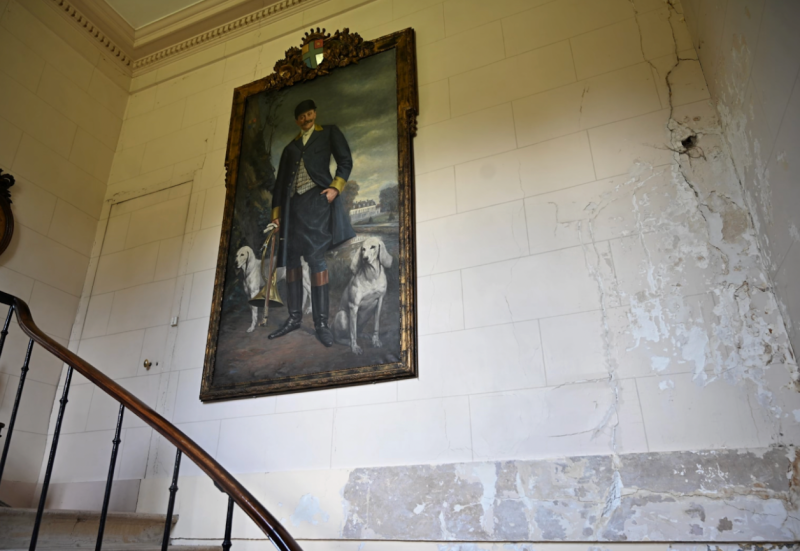 unusual photo shoot location in Paris