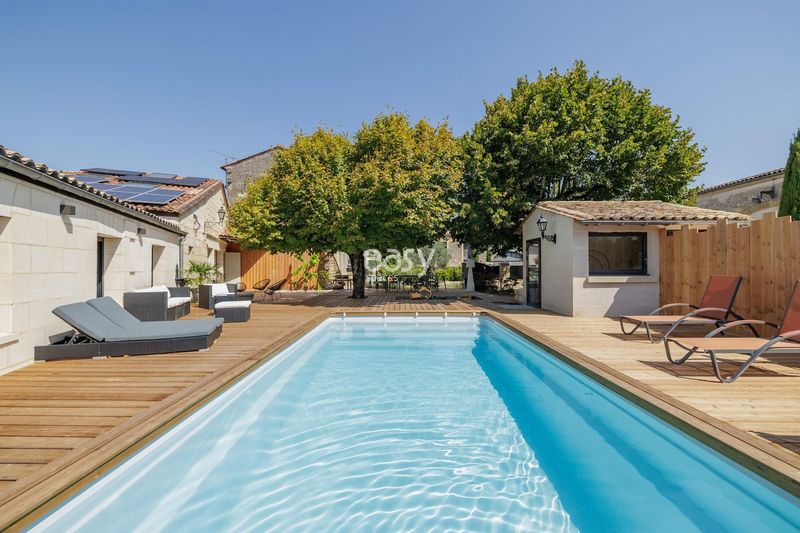 Location of the photo shoot in Bordeaux, France with detailed description and context