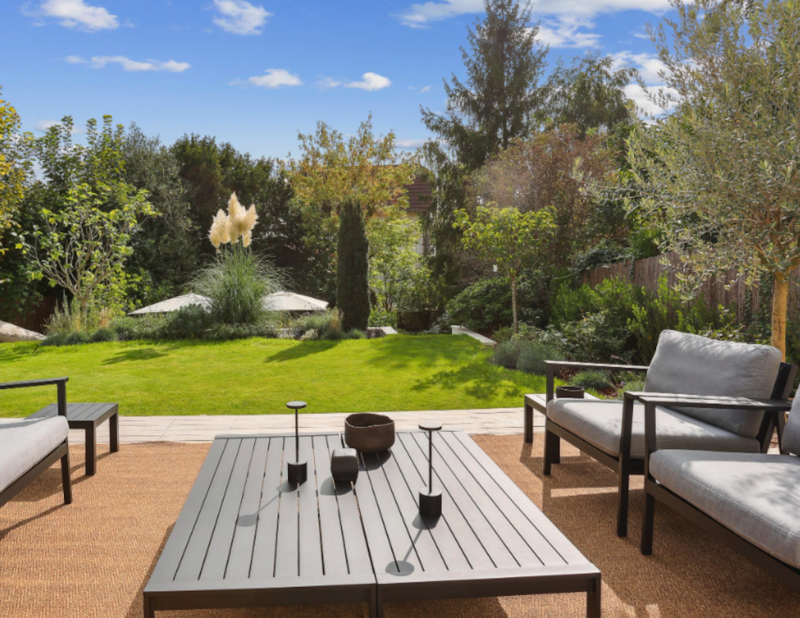 Rent a house with a garden for a Parisian cocktail party