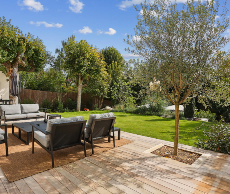 Parisian photoshoot location with garden