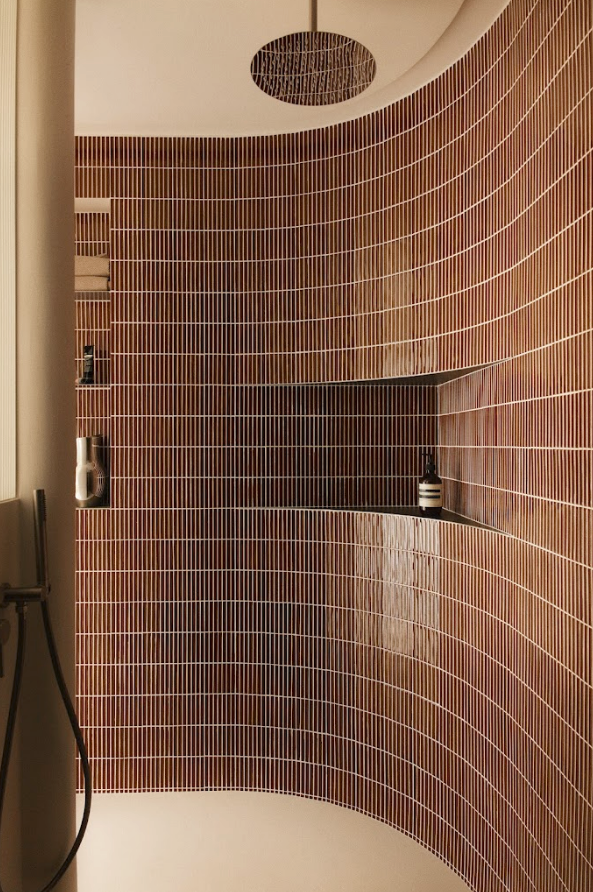 Apartment with a beautiful bathroom in the center of Paris, ideal for filming.