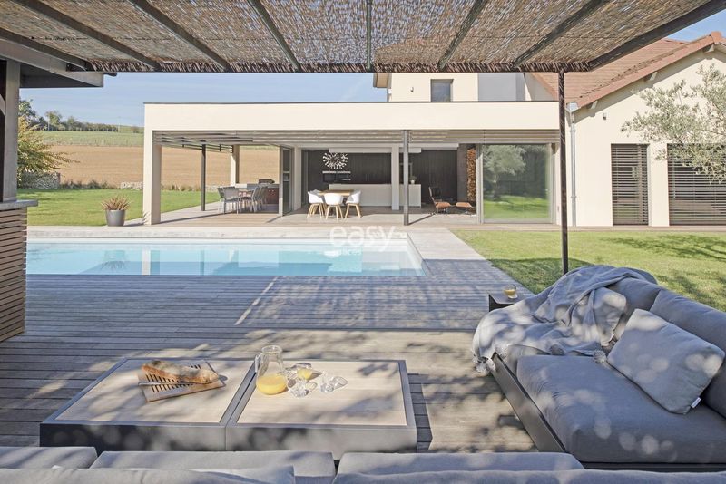 Location of the photo shoot taking place in the city of Lyon, France