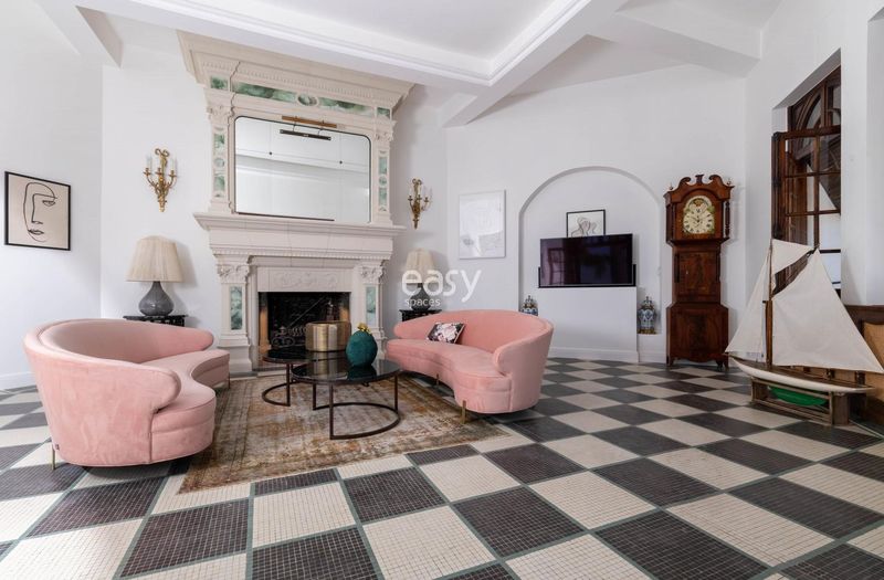 Decor for a professional photo production setting located in the Var region