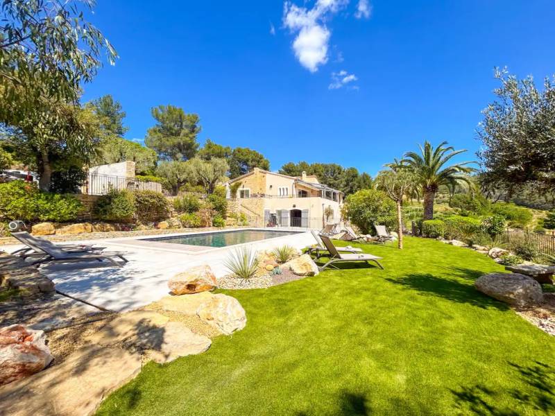 Villa with swimming pool for photo shoot located near Toulon, FRANCE