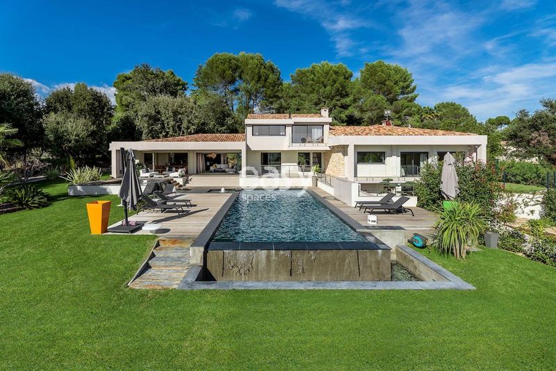 Contemporary modern villa available for rent for photo shoots near the city of Cannes