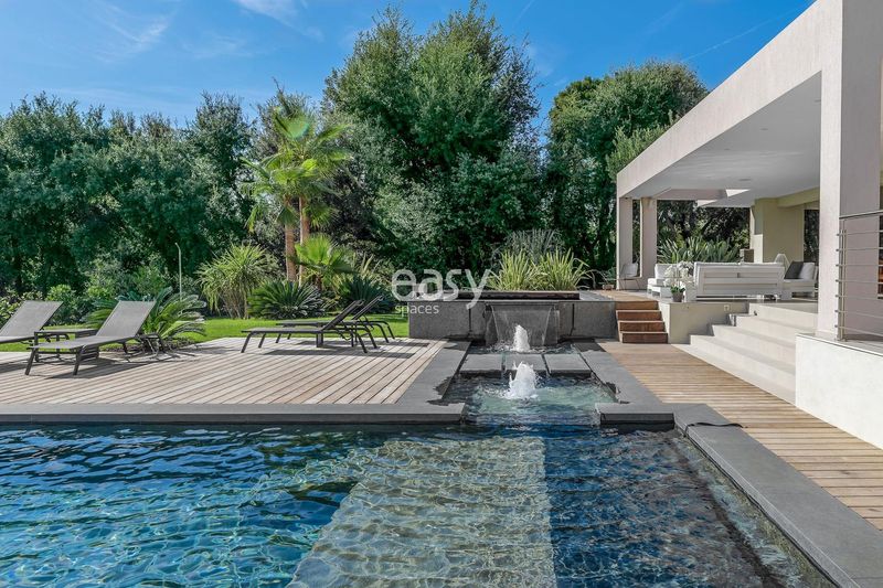 private villa with a swimming pool available for filming during the Cannes festival