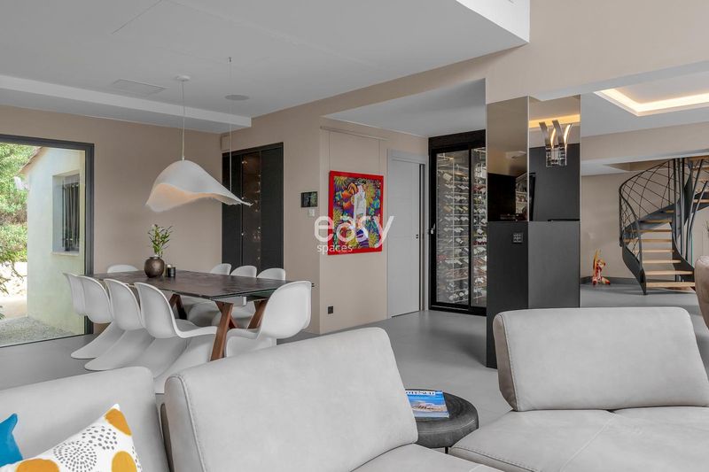 Renting a contemporary villa for a professional photo production near Cannes in the beautiful French Riviera area