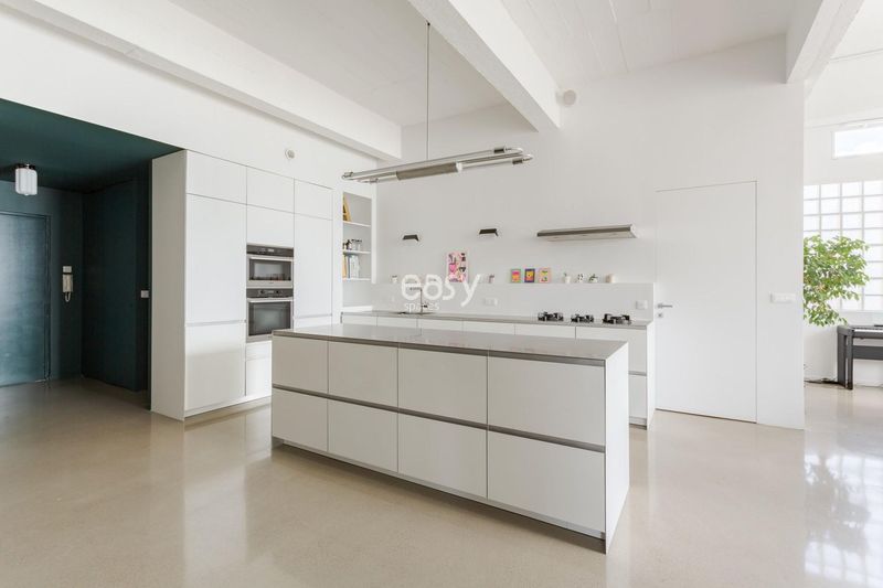 rental location space for professional photo and film production in Paris, France