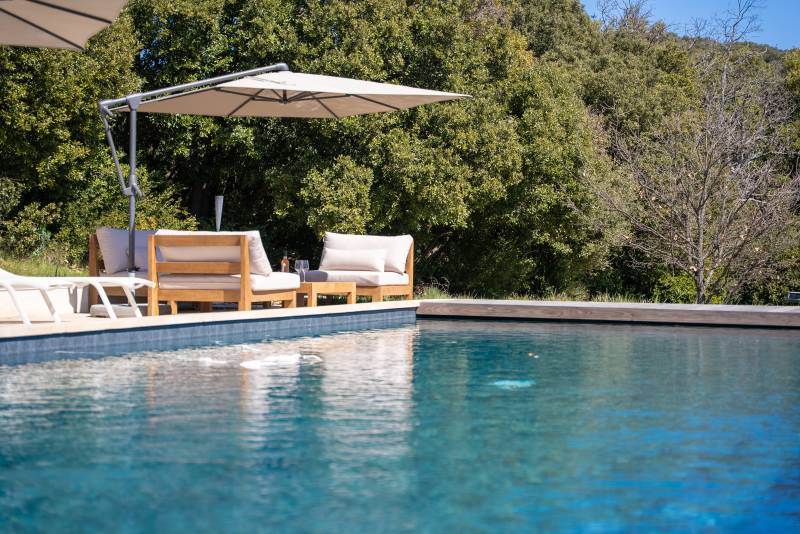 Renting a beautiful house with a private swimming pool for an exclusive photoshoot in the picturesque Luberon region of France
