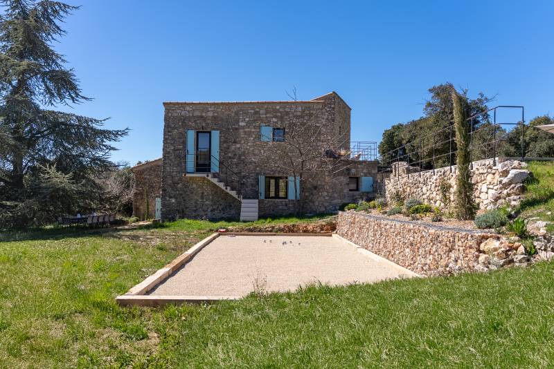 Stone house in the south of France perfectly adapted for professional photo shoots in the beautiful region of Provence