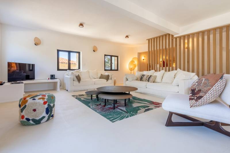 rent a filming location in the picturesque and sun-drenched scenic region of southern France