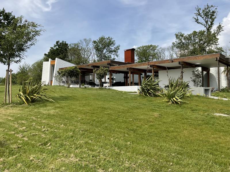 Renting an Architect-Designed House for Photoshoots, Filming, and Various Creative Productions