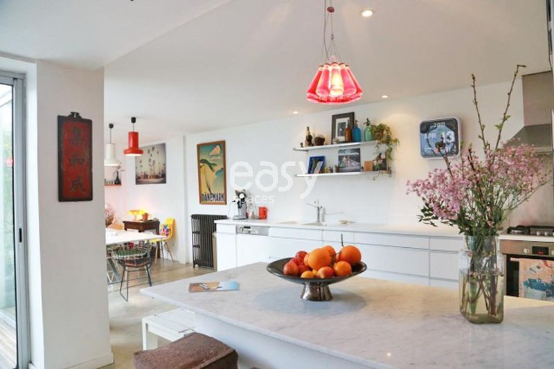 rent a modern contemporary house with a swimming pool ideal for a product launch event