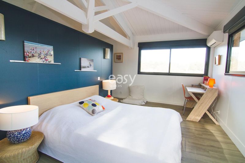 Who is familiar with an agency specializing in venues located in the Nouvelle-Aquitaine region?