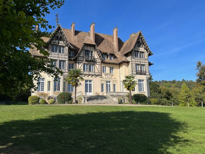 castle located in France suitable for movie filming in the Paris area