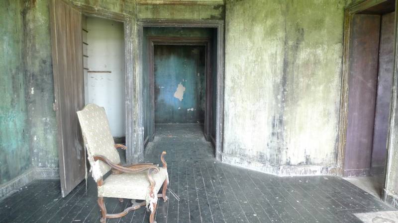 The location of the slightly faded photoshoot site located in the Île-de-France region in FRANCE