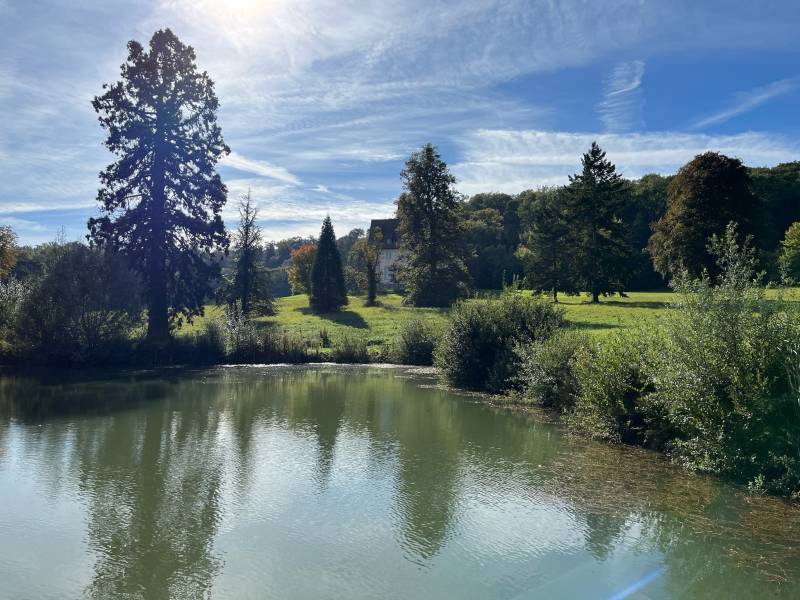 Shooting location with lake in Paris, France, ideal for photo sessions