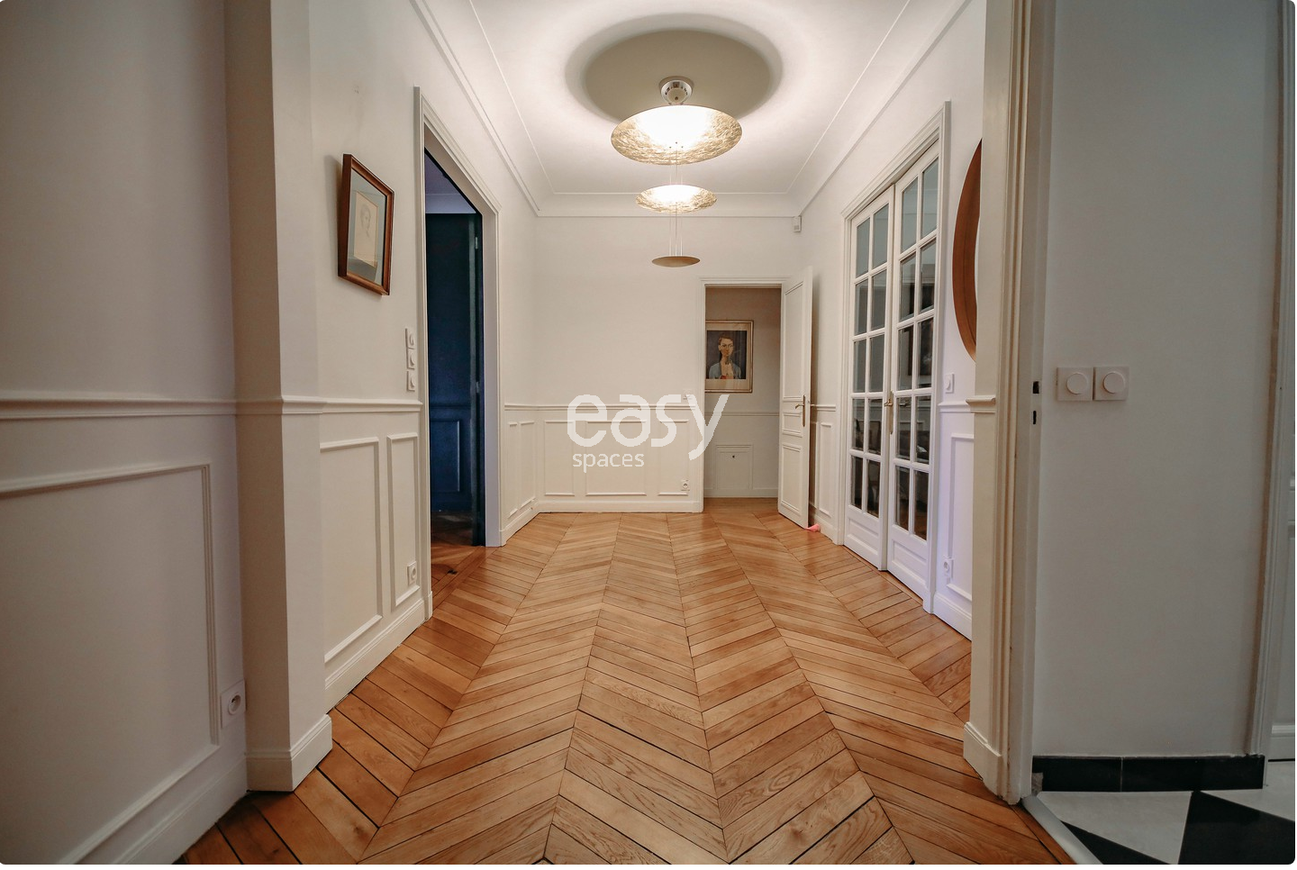 find a location for filming in the central area of Paris with convenient access and suitable amenities