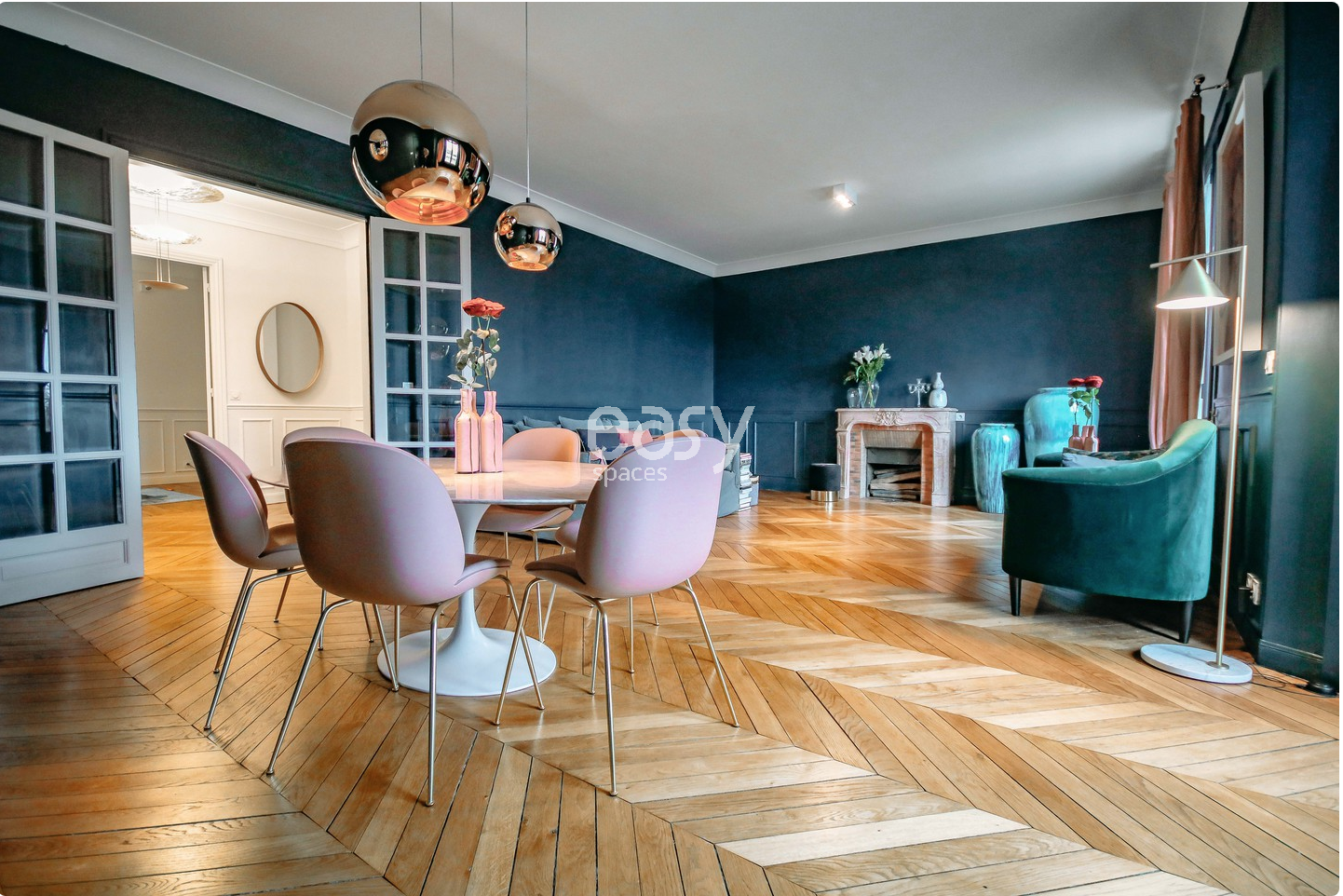 Private venue available for rent with a full view of the Eiffel Tower in Paris, perfect for photoshoots