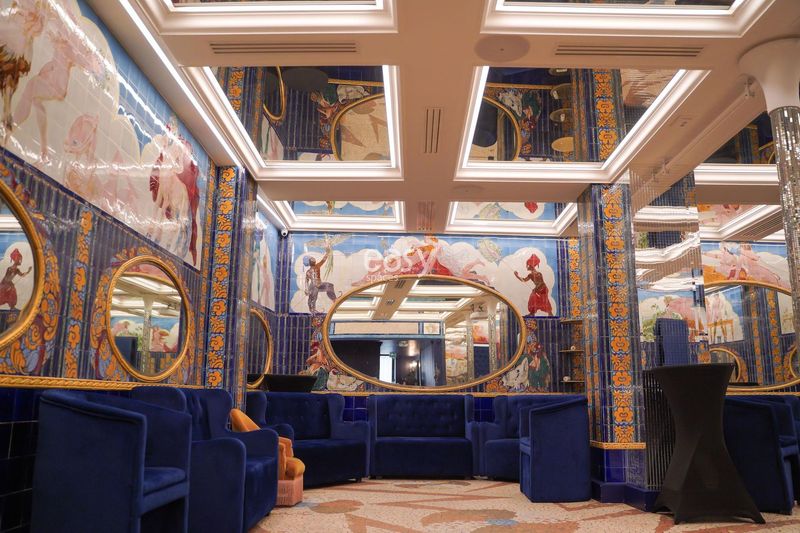 find suitable and beautiful lingerie photoshoot locations specifically in Paris, France