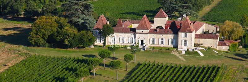 rental of an event venue located in Bordeaux, department 33 - Gironde region