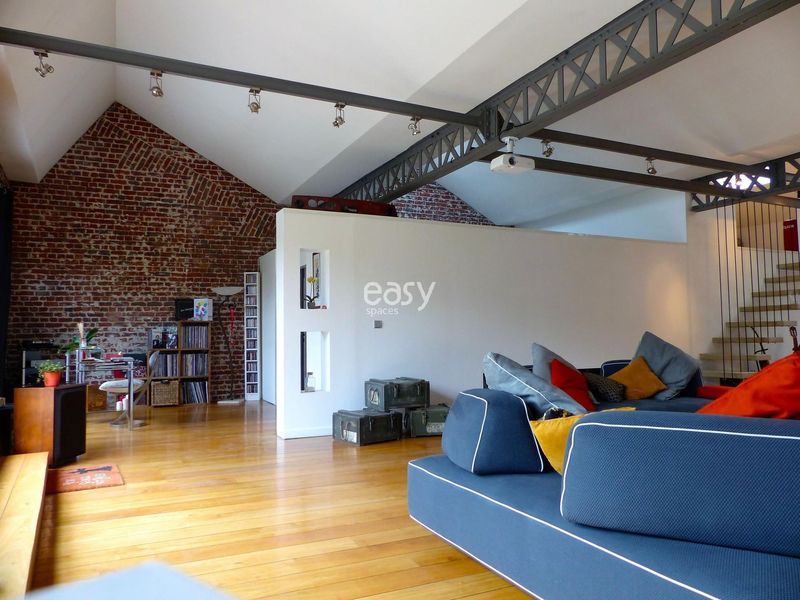 spacious and versatile loft studio available for photo shooting rental purposes