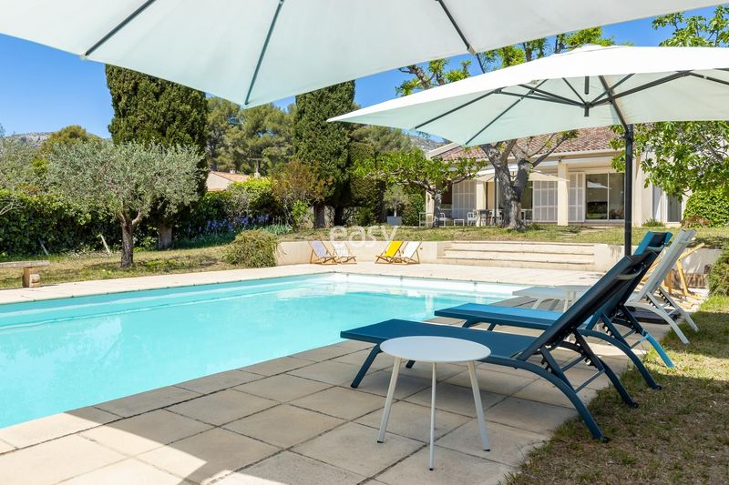 Shooting location in Marseille with a beautiful swimming pool for outdoor photo sessions in FRANCE