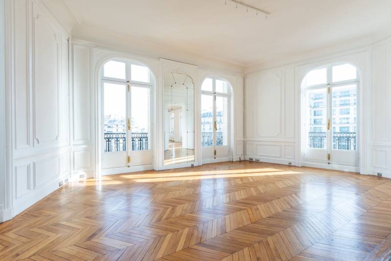 rent an empty space for a showroom in Paris, FRANCE, suitable for events and exhibitions