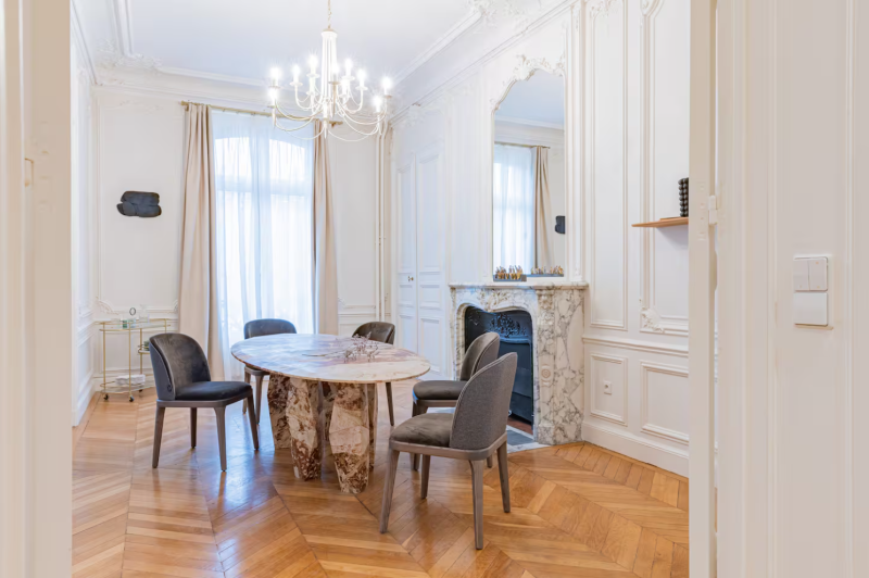 rent a location for a professional photo shoot in Paris, France, with all necessary amenities
