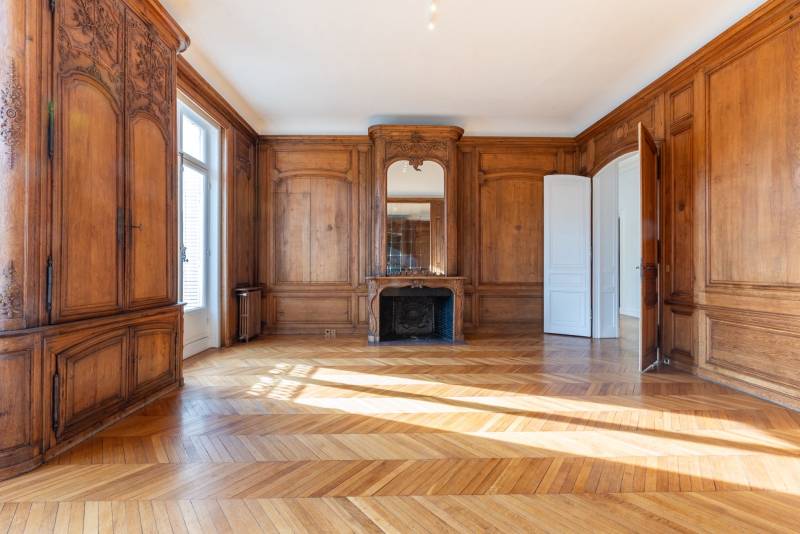 Renting an empty Haussmann-style apartment in Paris, France, specifically for professional shooting purposes
