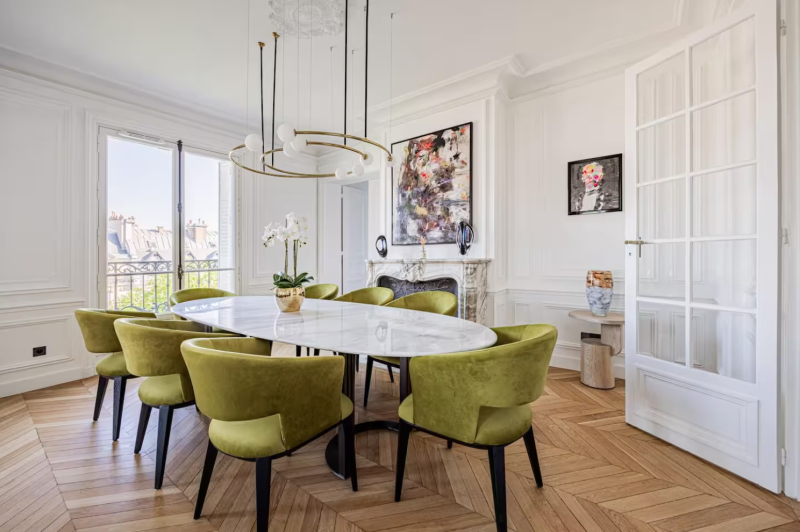 Renting an apartment with parquet flooring and decorative moldings specifically for a photoshoot in Paris, FRANCE