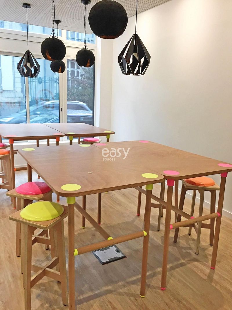 Who knows a suitable and well-equipped place for a product launch event in Rennes city?