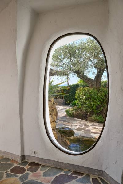 Rent a house built in the 1970s in FRANCE for a photo shoot in Cannes