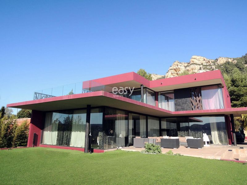 Contemporary modern house designed specifically for film and video shooting purposes