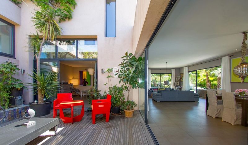 Modern villa rental in Saint Tropez for filming purposes in the Var region