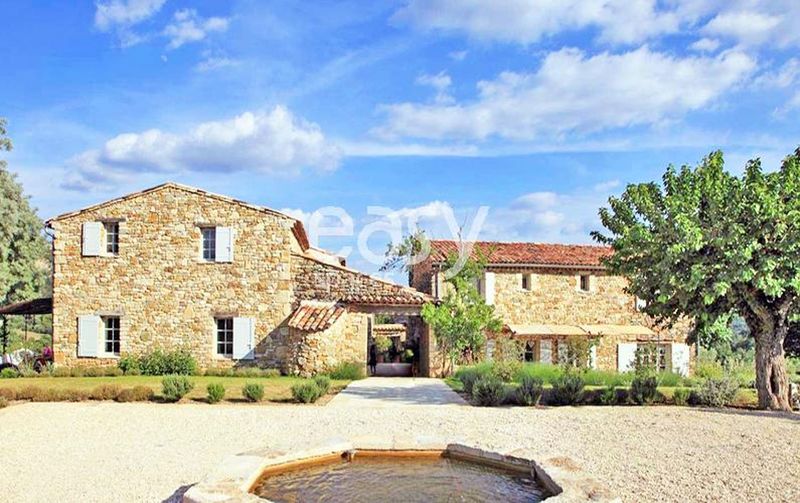 Renting a traditional Provençal farmhouse for a film shoot in the Provence-Alpes-Côte d'Azur region