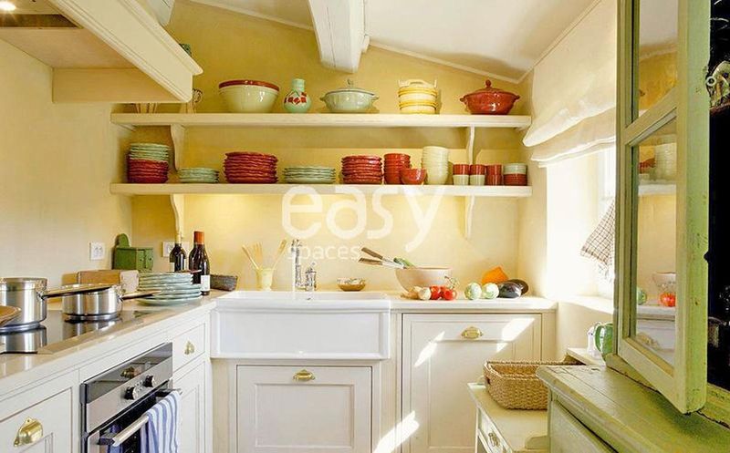 exceptional location offering spacious rooms located in the heart of the Luberon region