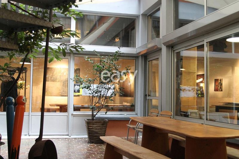 Place suitable for hosting an event right in the center of Paris city